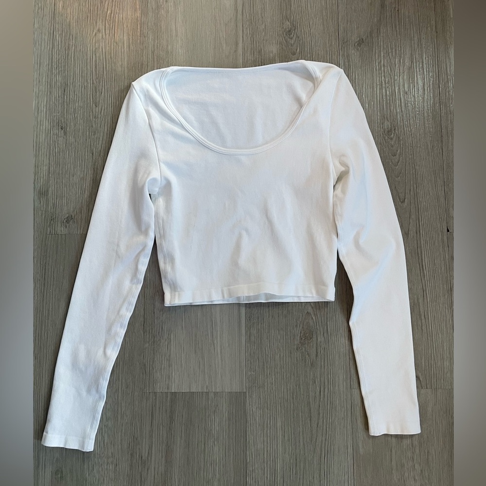 OQQ White Scoop-neck Long Sleeve Crop Top Size Small